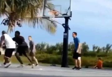 VIDEO: Michael Jordan humilla a jóvenes en un partido de basquet