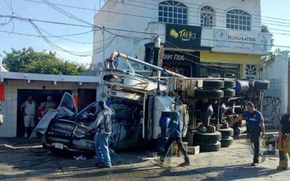 Grúa impacta camioneta de la Marina; el conductor del vehículo se quedó sin frenos