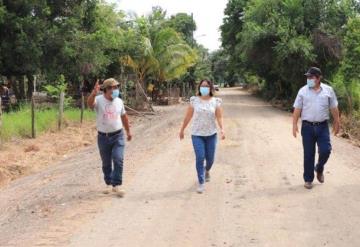 Alcaldesa de Comalcalco supervisa avance en pavimentación de camino que realiza la Sotop