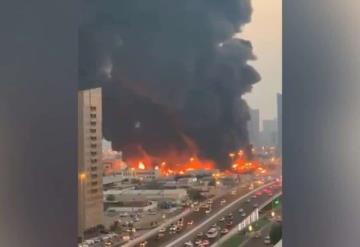 Registran fuerte incendio en mercado de Emiratos Árabes