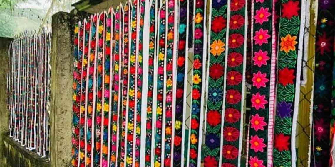En el marco del Día Internacional de los Pueblos Indígenas,  jóvenes choles elaboran tiras bordadas