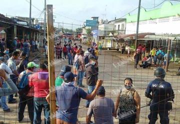 Habitantes de Macuspana se enfrentan a policías