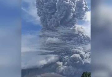 Volcán Sinabung entra en erupción y expulsa enorme columna de ceniza