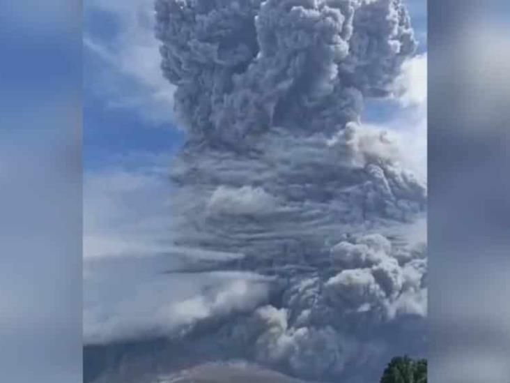 Volcán Sinabung entra en erupción y expulsa enorme columna de ceniza