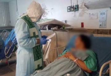 Sacerdote da aliento a pacientes de covid-19 en Hospital Juan Graham