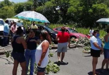 Bloquean carretera Jalapa-Villahermosa