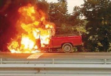 Se calcina camioneta sobre la Cárdenas-Villahermosa