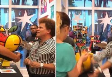 VIDEO: Mujer hace pedazos obra de arte frente a Romero Britto