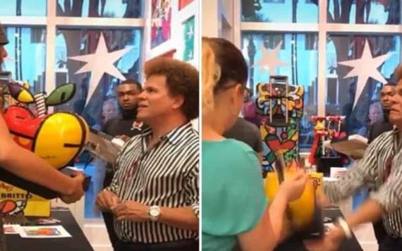 VIDEO: Mujer hace pedazos obra de arte frente a Romero Britto