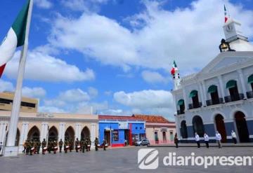 Homenajean a víctimas de covid-19 con toque del silencio en Plaza de Armas