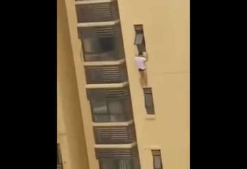 VIDEO: Sujeto cuelga desde la ventana de un edificio con poca ropa