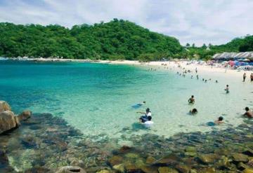 Detienen a grupo de turistas por no usar cubrebocas en Huatulco