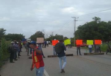 Habitantes bloquean carretera  Villahermosa-Escárcega