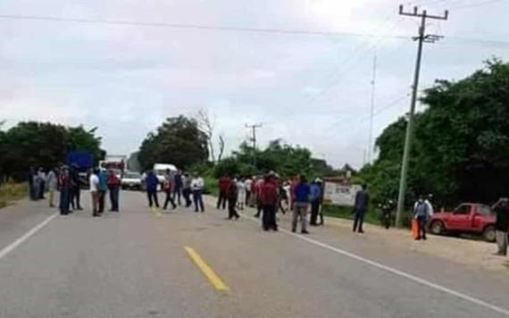 Campesinos liberan vía federal Villahermosa-Escarcega