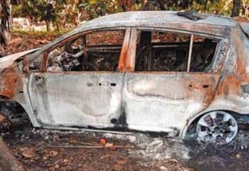 Desconocidos prenden fuego a un auto en hacienda cacaotera de Cárdenas