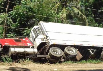 Se accidenta tráiler en la Villahermosa -Teapa