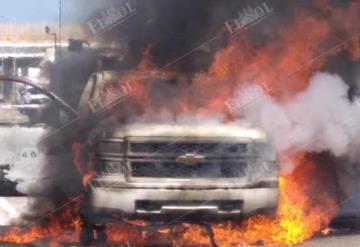 Camioneta se incendia en la caseta de cobro de Sánches Magallanes