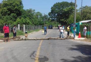 Habitantes bloquean carretera Tacotalpa-Jalapa