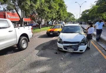 Pierde el control de su vehículo y choca contra patrulla en Ruiz Cortines