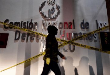 Feministas toman la CNDH de Michoacán; pintan cuadros de funcionarios actuales