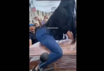 Mujer causa indignación al bailar reggaetón sobre el ataúd de su esposo