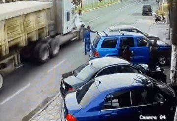 VIDEO: Conductor impacta a mariachi contra un tráiler y lo mata