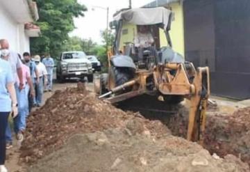 Supervisan avances de los trabajos en las obras de pavimentación en el municipio de Teapa