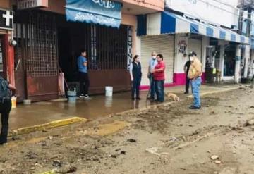 Autoridades recorren calles afectadas por las fuertes lluvias en Teapa