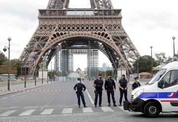 Desalojan Torre Eiffel por amenaza de bomba