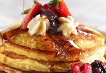 Mejora tus mañanas con estas recetas de hot cakes saludables