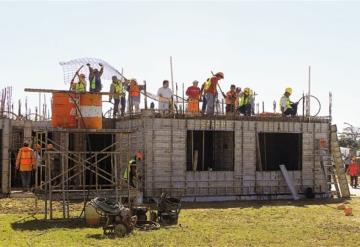 Reanudan construcción de casas para policías