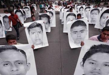 FGR emite órdenes de aprehensión contra policías federales y militares por caso Ayotzinapa