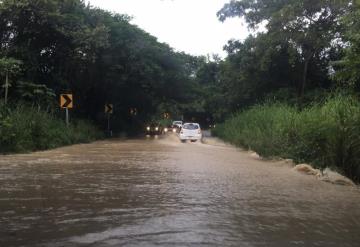 Se forma vado sobre la carretera Villahermosa-Teapa