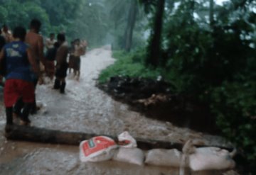 Lugareños de La Cuesta en Tacotalpa, intentan contener entrada de agua 