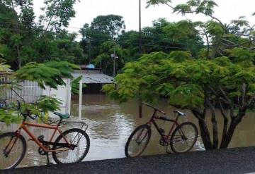 Sacan vehículos de Astapa para protegerlos del agua