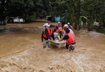 Evacuan a familias de Juan Gómez en Teapa