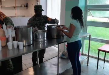 37/o Batallón de Infantería proporcionó el desayuno a personas albergadas en el municipio de Centro