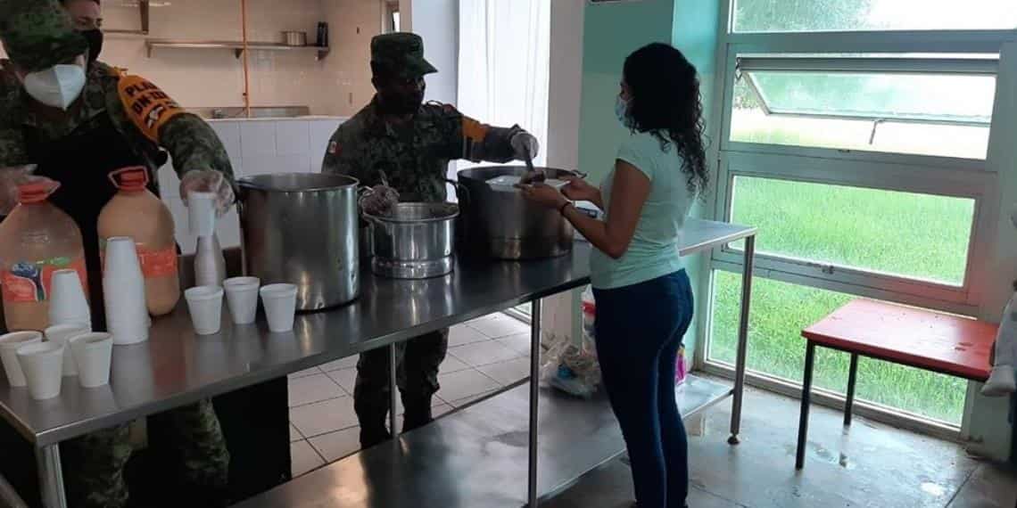 37/o Batallón de Infantería proporcionó el desayuno a personas albergadas en el municipio de Centro