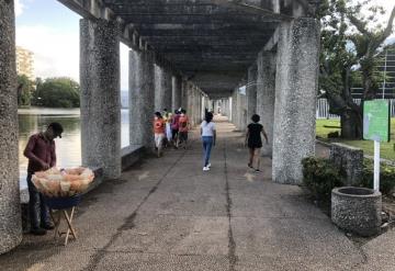 A punto de una desgracia, tabasqueños se fotografían con los cocodrilos en el Tomas Garrido