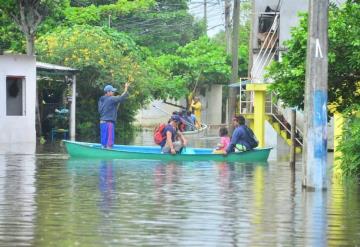 Familias continúan sufriendo de anegaciones en Tabasco