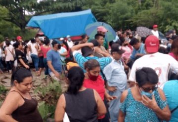 Bloqueado cruce de La Isla