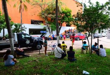 Hacen filas en el Centro de Convenciones para recibir apoyo por inundaciones