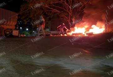 Encapuchados obligan a conductor de una góndola a atravesarse sobre el carril en Gaviotas Sur