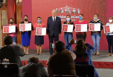 Entregan premios de rifa de avión presidencial a siete escuelas