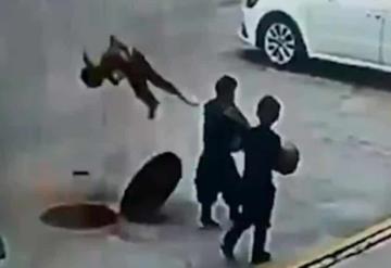 VÍDEO: Niño sale volando por explosión luego de haber lanzar petardo dentro de una coladera en China