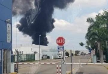 Fuerte incendio en Parque Industrial Villahermosa - Cárdenas