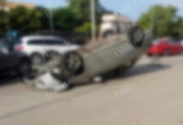 Auto se vuelca en pleno periférico de Villahermosa