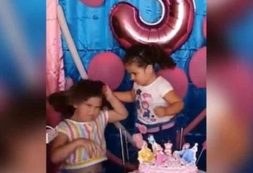 Crean piñatas de las hermanas que pelean en el cumpleaños