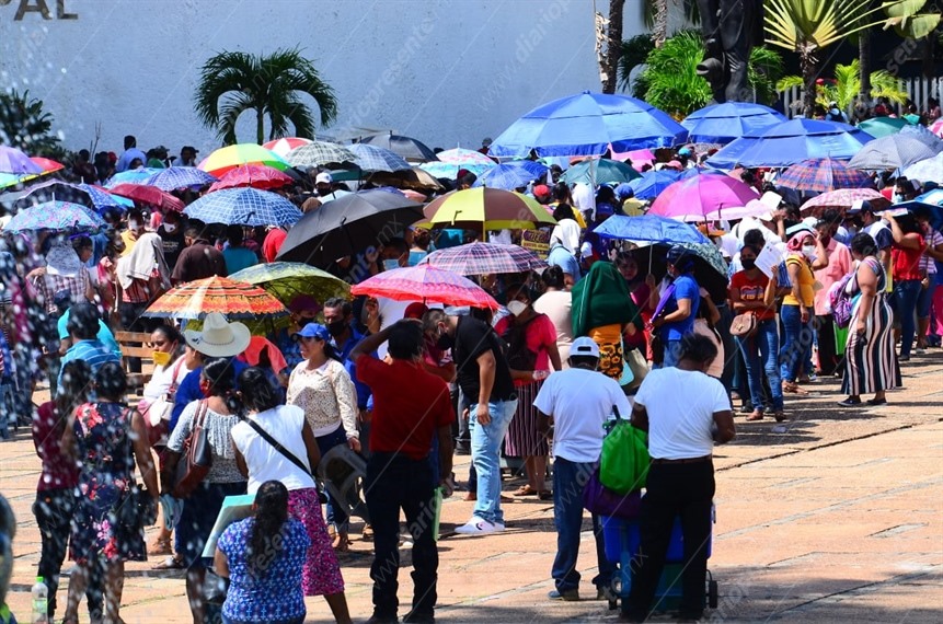 Habitantes de Nacajuca hacen largas filas para cobro de apoyo por inundación