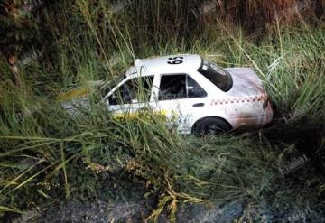 Taxi se accidenta en la Villahermosa-Chetumal